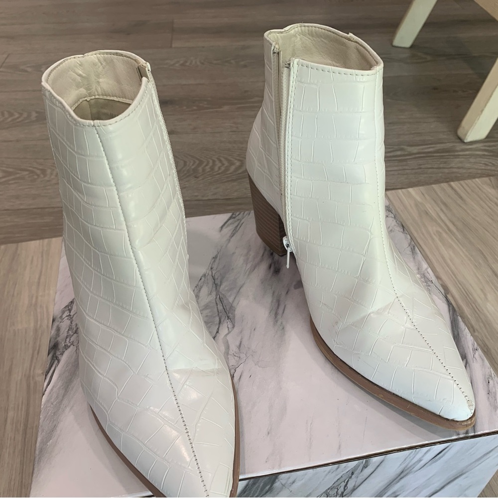 Sophisticated White Heeled Boots with Pointed Toe